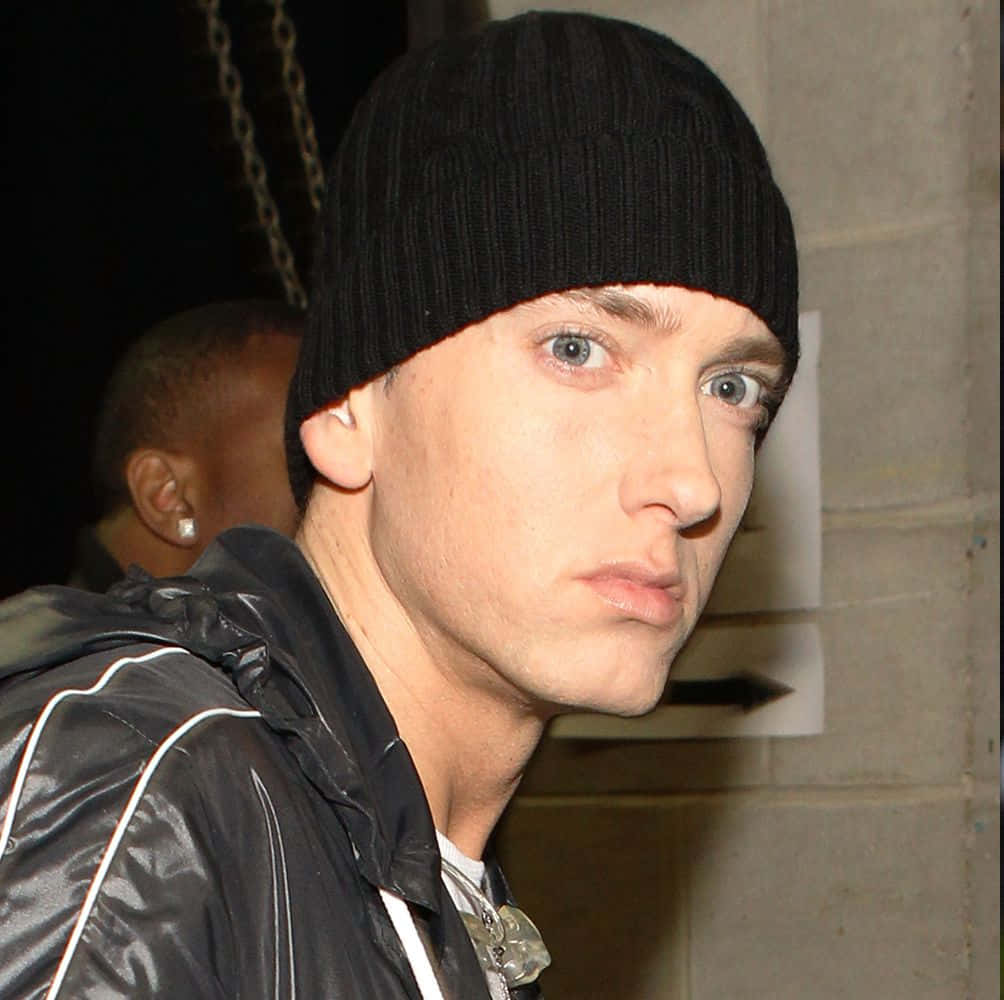 Eminemsendet Schockwellen Durch Das Publikum Mit Seinen Tiefgründigen Texten Und Melodien.