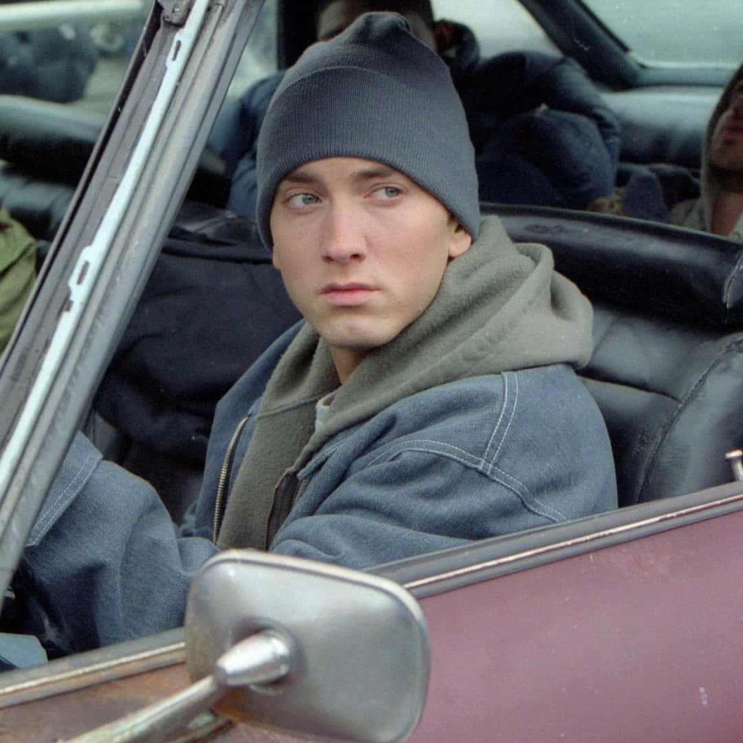 Eminemiført En Hvid Hættetrøje Og Et Par Hovedtelefoner.