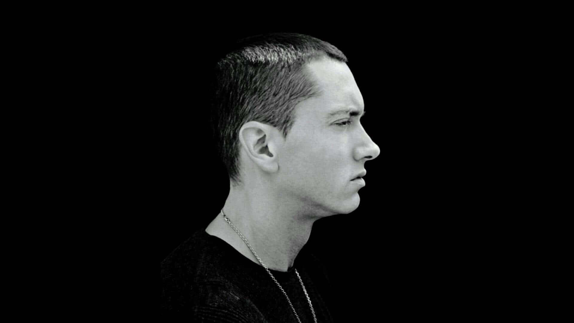 Eminemche Si Esibisce Dal Vivo Sul Palco.