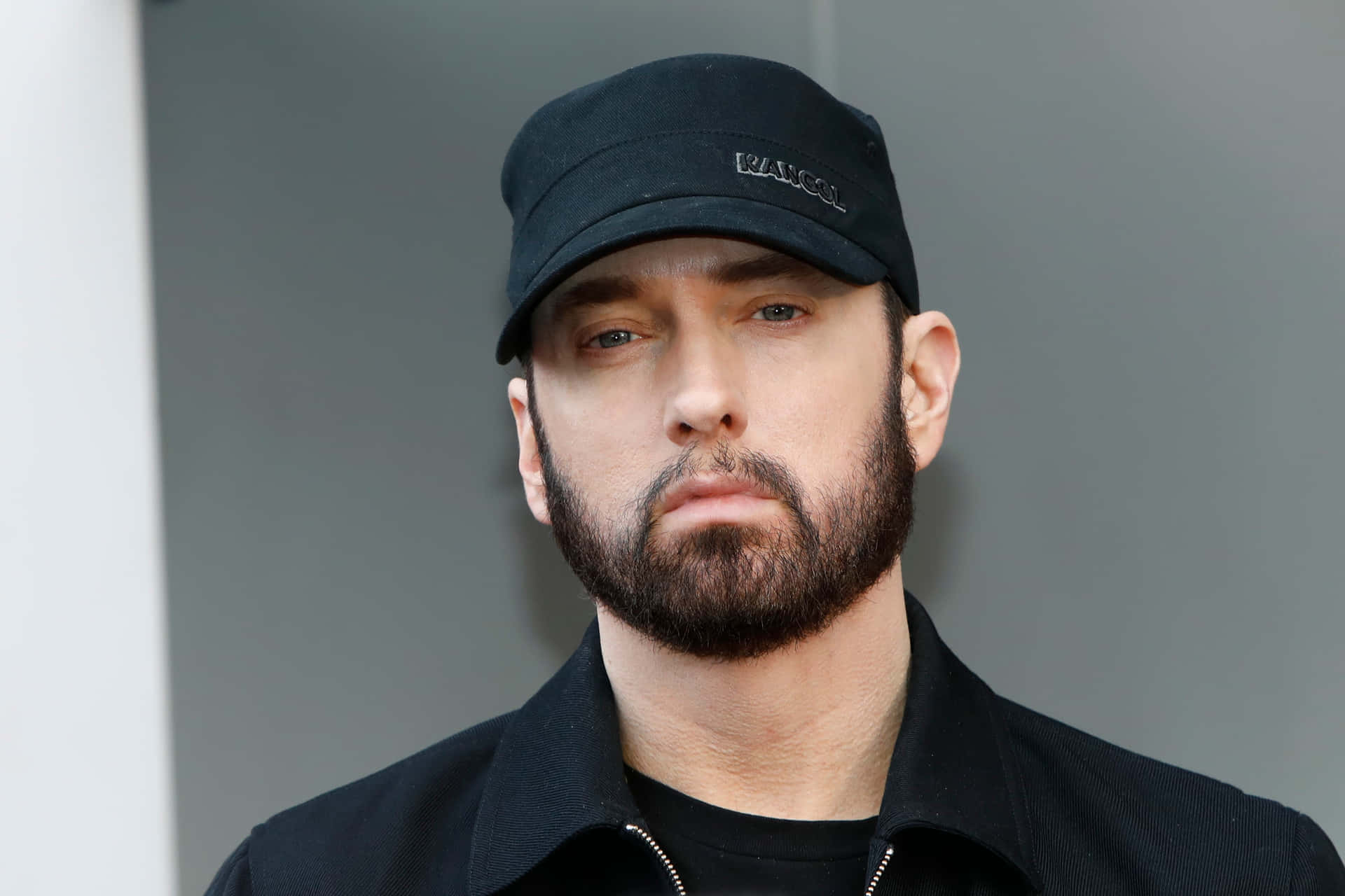 Eminemche Si Esibisce Sul Palco Con Il Microfono In Mano