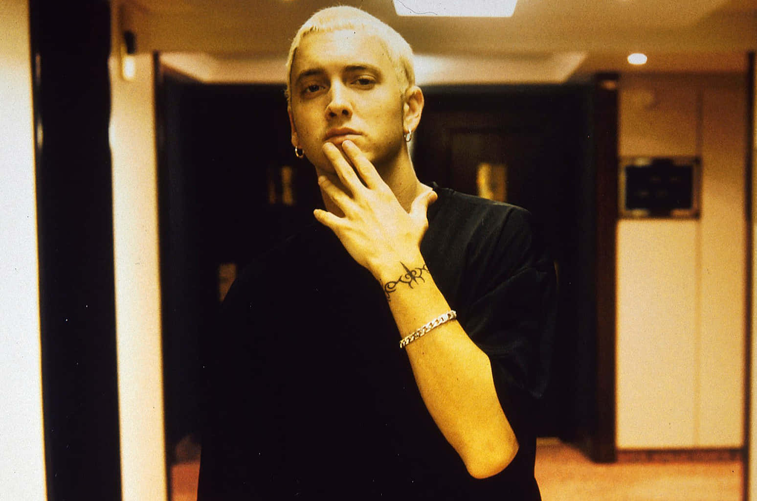 Eminemsi Esibisce Sul Palco Con Uno Sfondo Colorato.