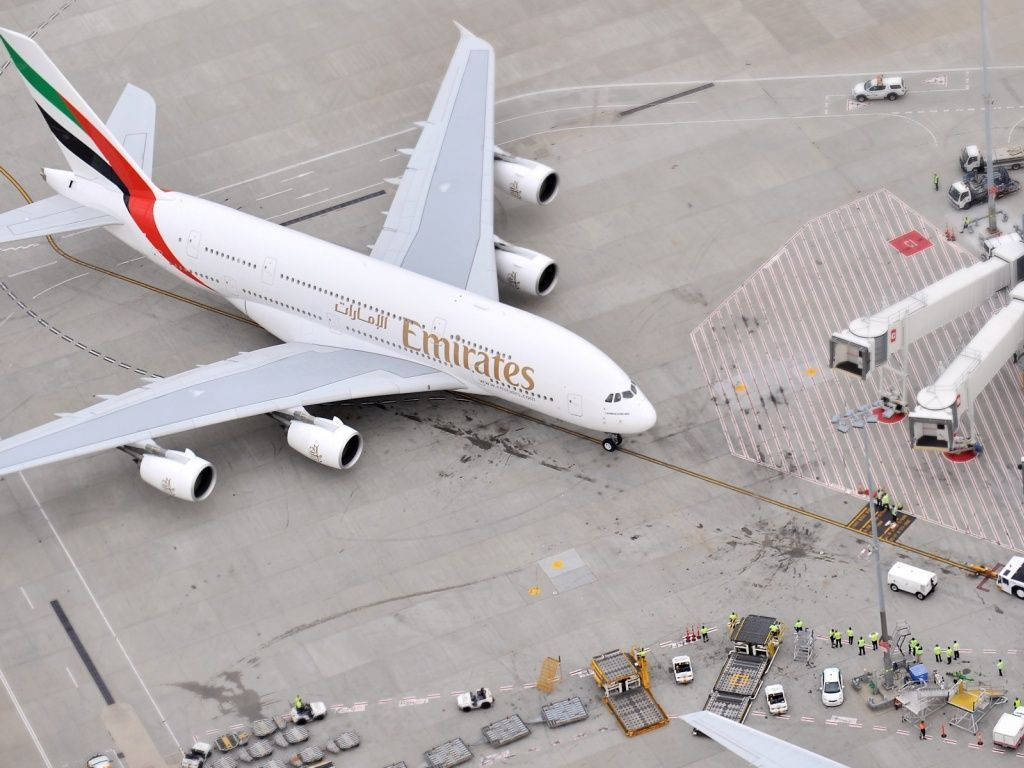Modellodi Aeroplano Emirates A380-842 Sfondo