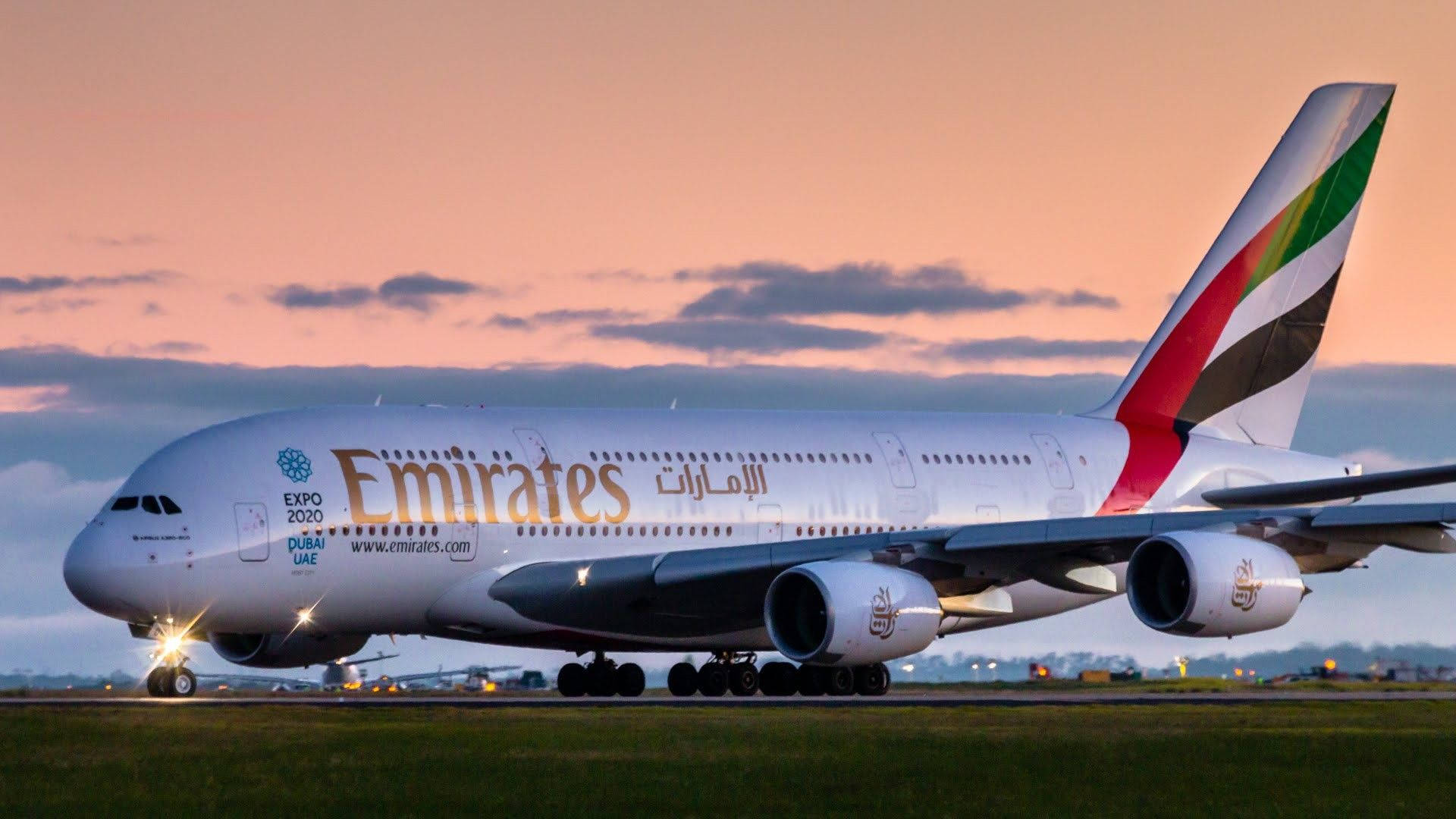 Model af Emirates A380 dobbeltdækker flyveskib tapet. Wallpaper