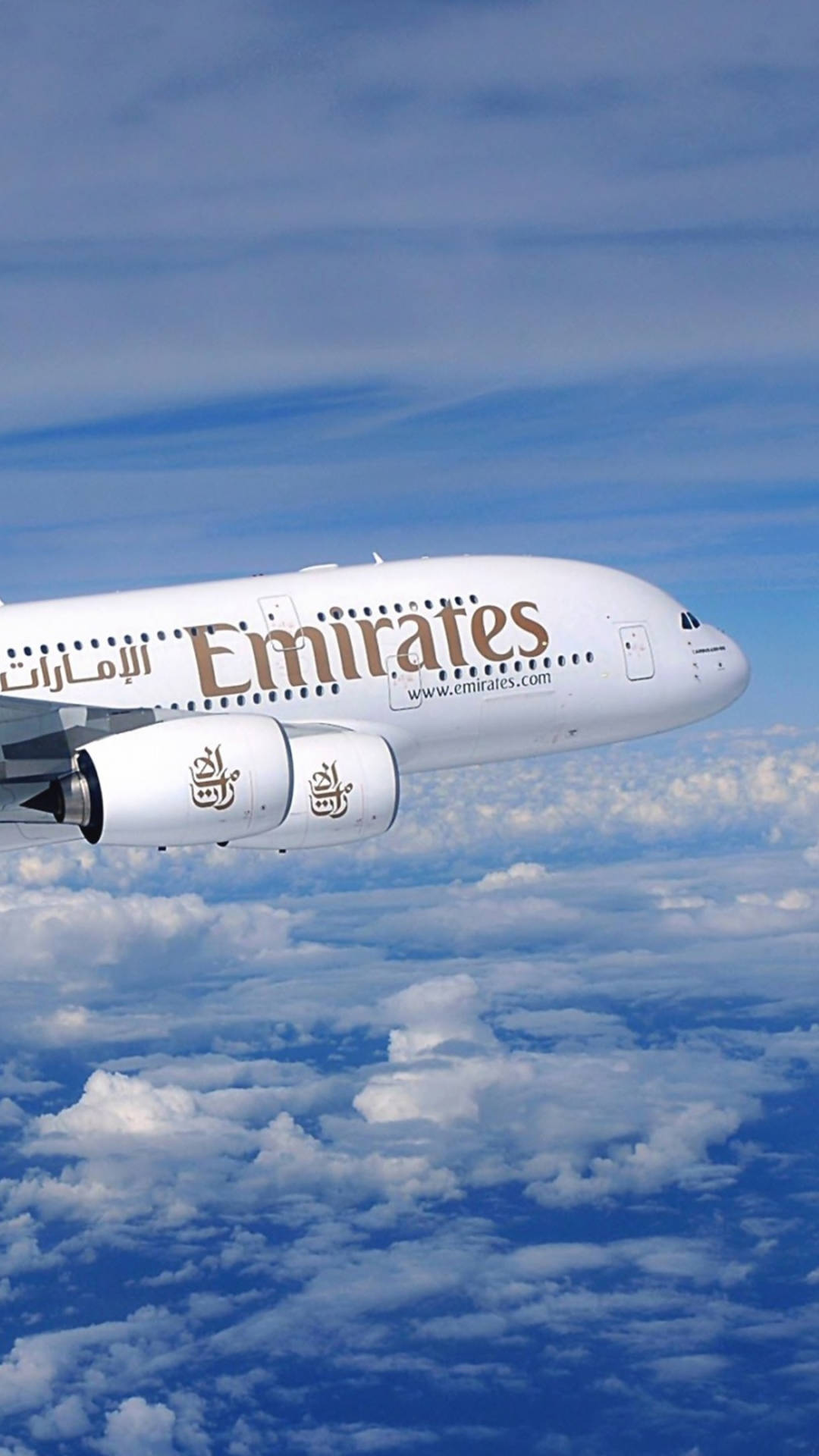 Emiratesa380 Flygande I Blå Himmel. Wallpaper