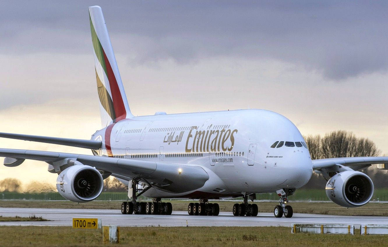 Emirates A380 Super-Jumbo Model Flyvning Over Det Store Hav Wallpaper