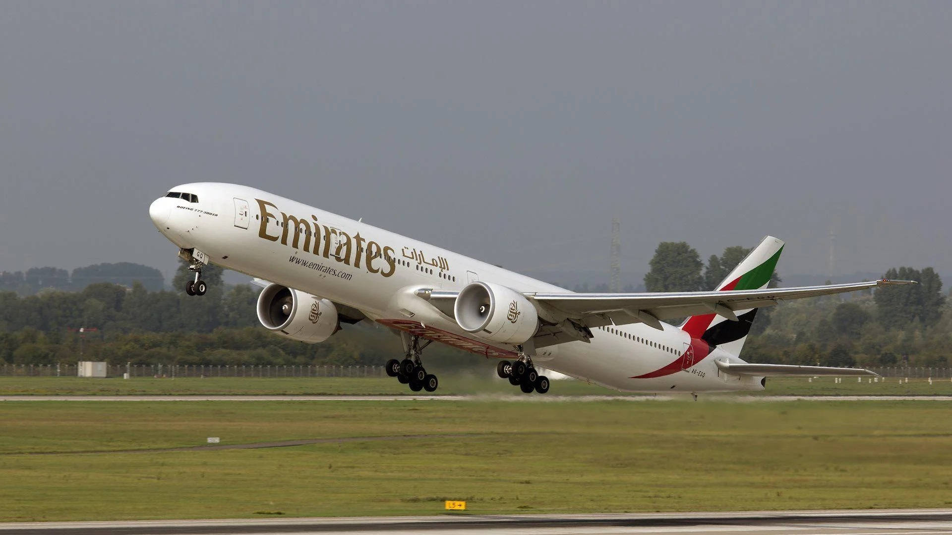 Emiratesairbus A380 All'aeroporto Di Düsseldorf. Sfondo