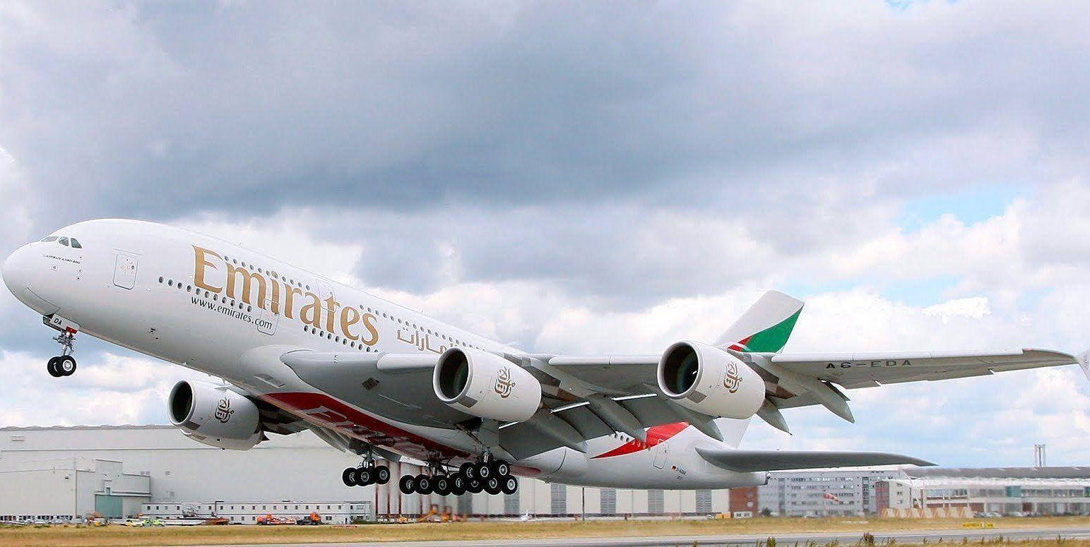 Decollodell'airbus A380 Della Emirates. Sfondo