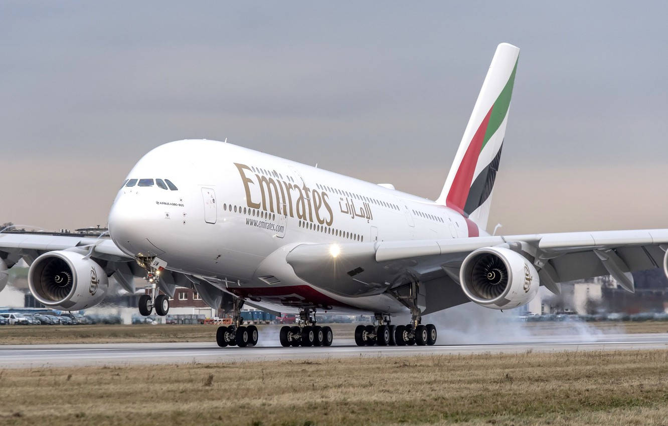 Emirates Airbus A380 Wide-Body Jet på den klare himmel Wallpaper