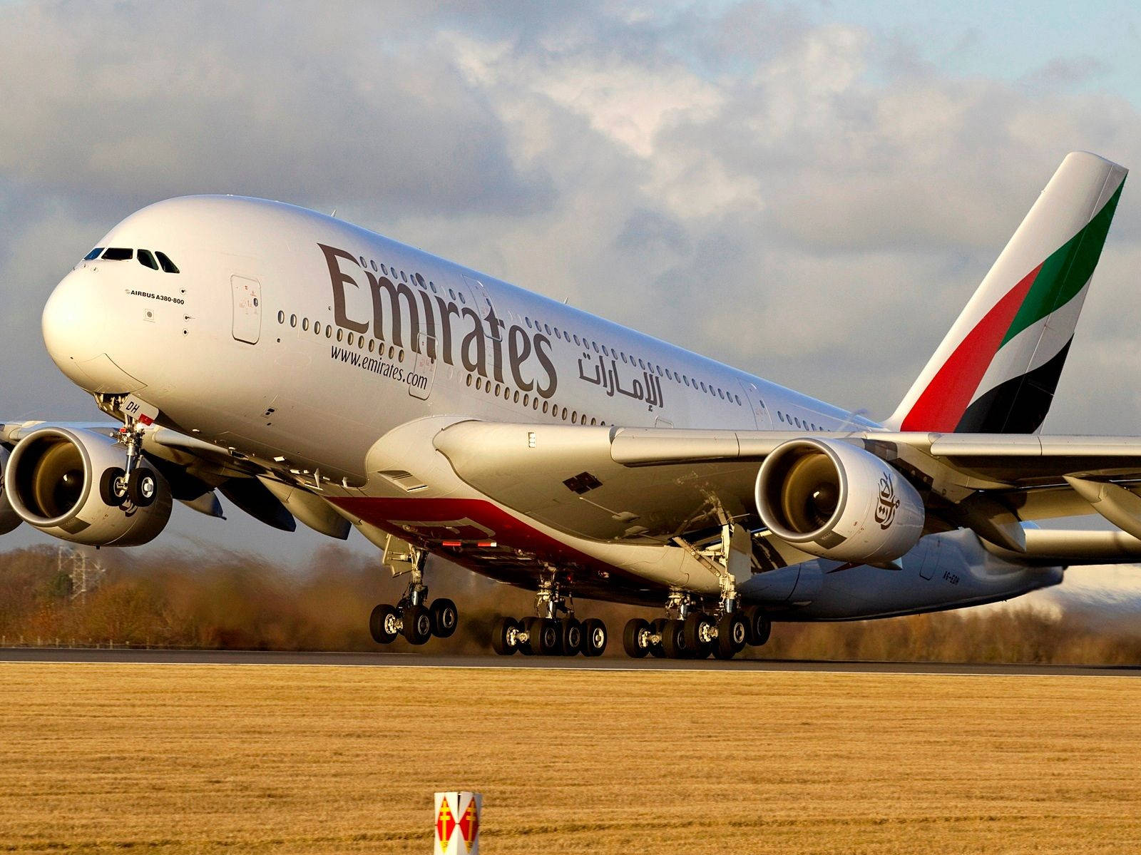 Titolomodello Maestoso Emirates Boeing 777 Nel Cielo Sfondo