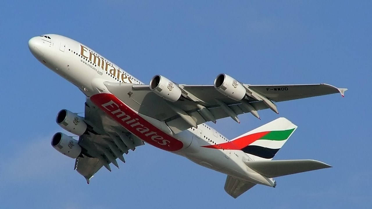 Emiratesflaggschiff-flugzeug Airbus 380 Wallpaper