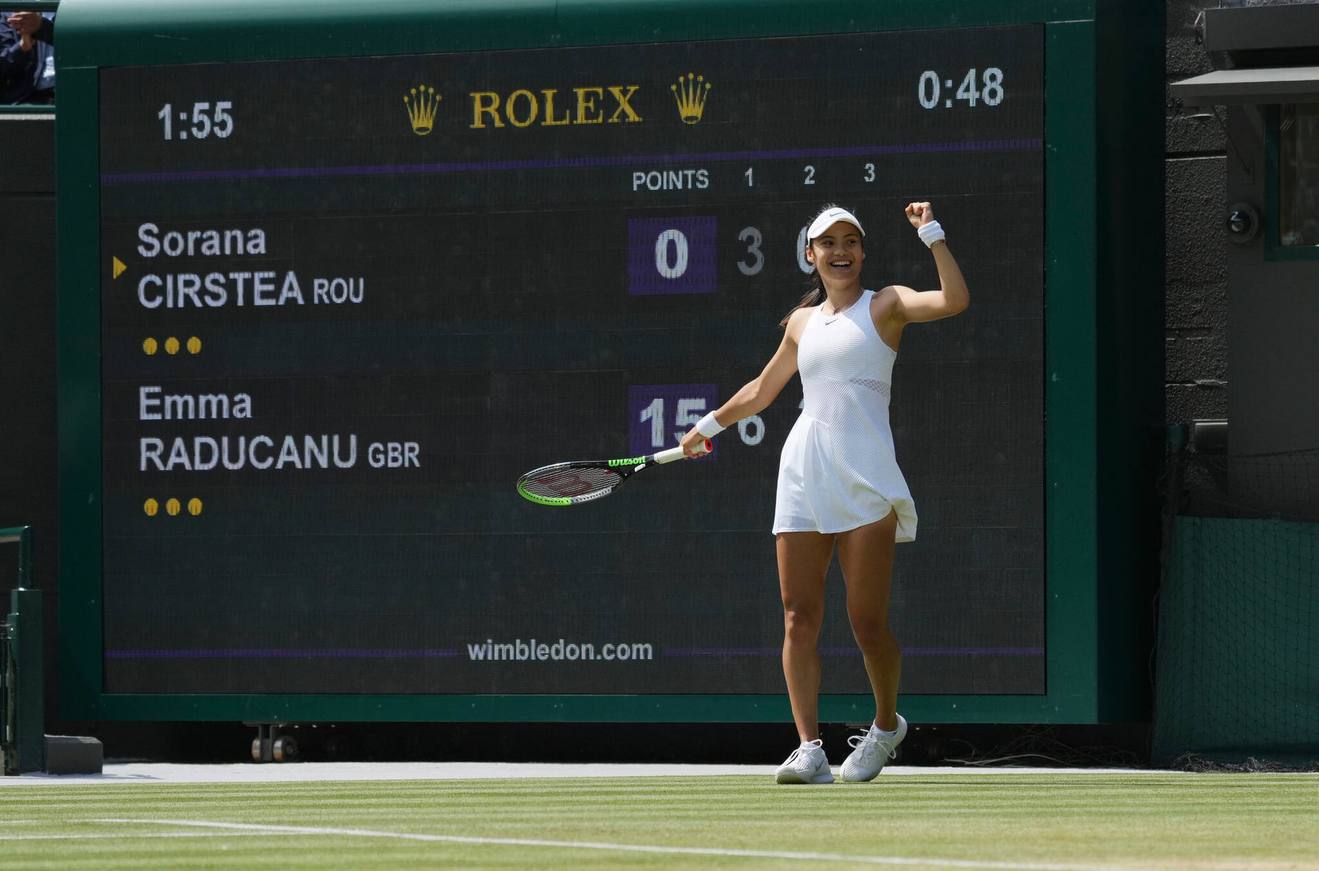 Emma Raducanu scoring a victory on the tennis court. Wallpaper