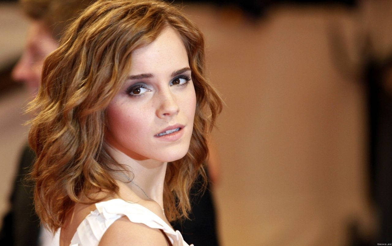 Emma Watson Looking Back Wallpaper