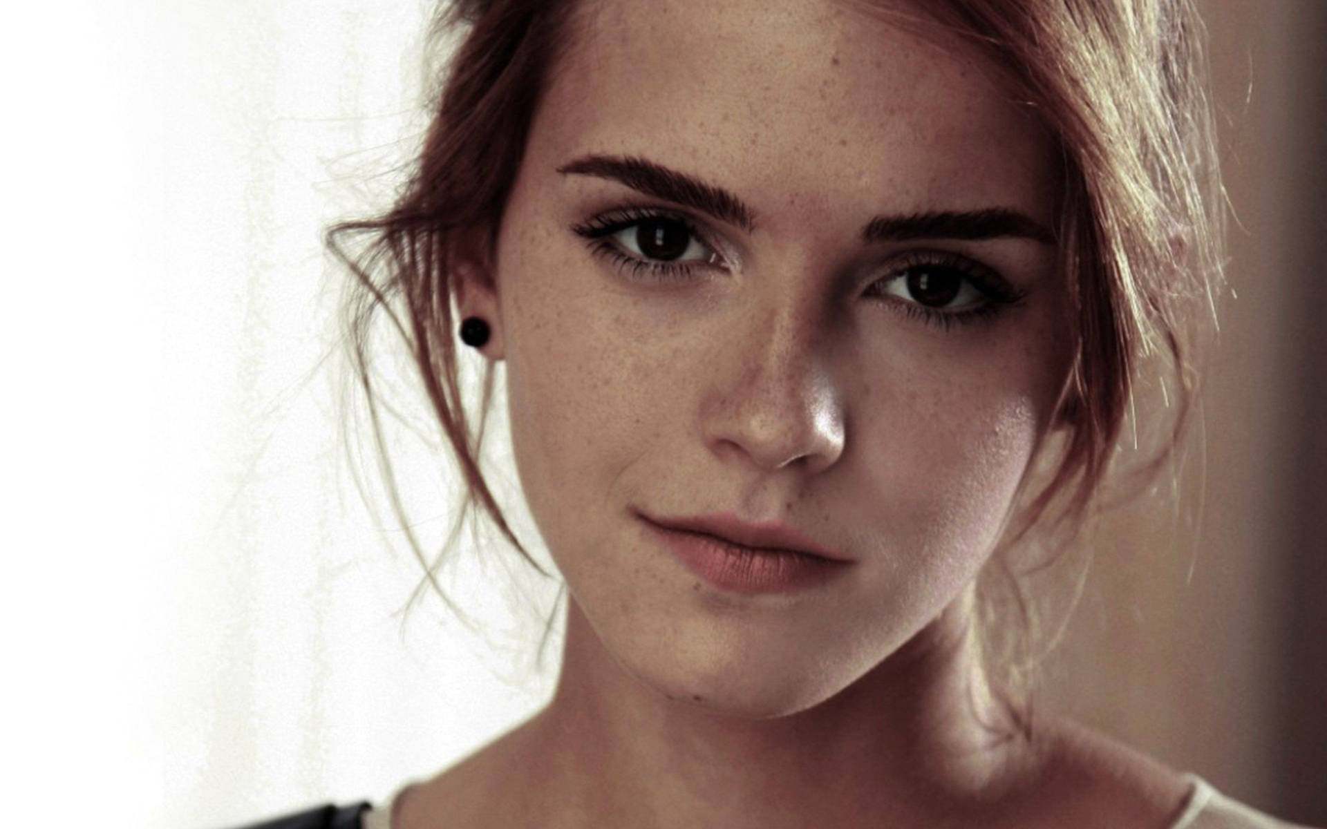 Emma Watson's Bare Face Wallpaper