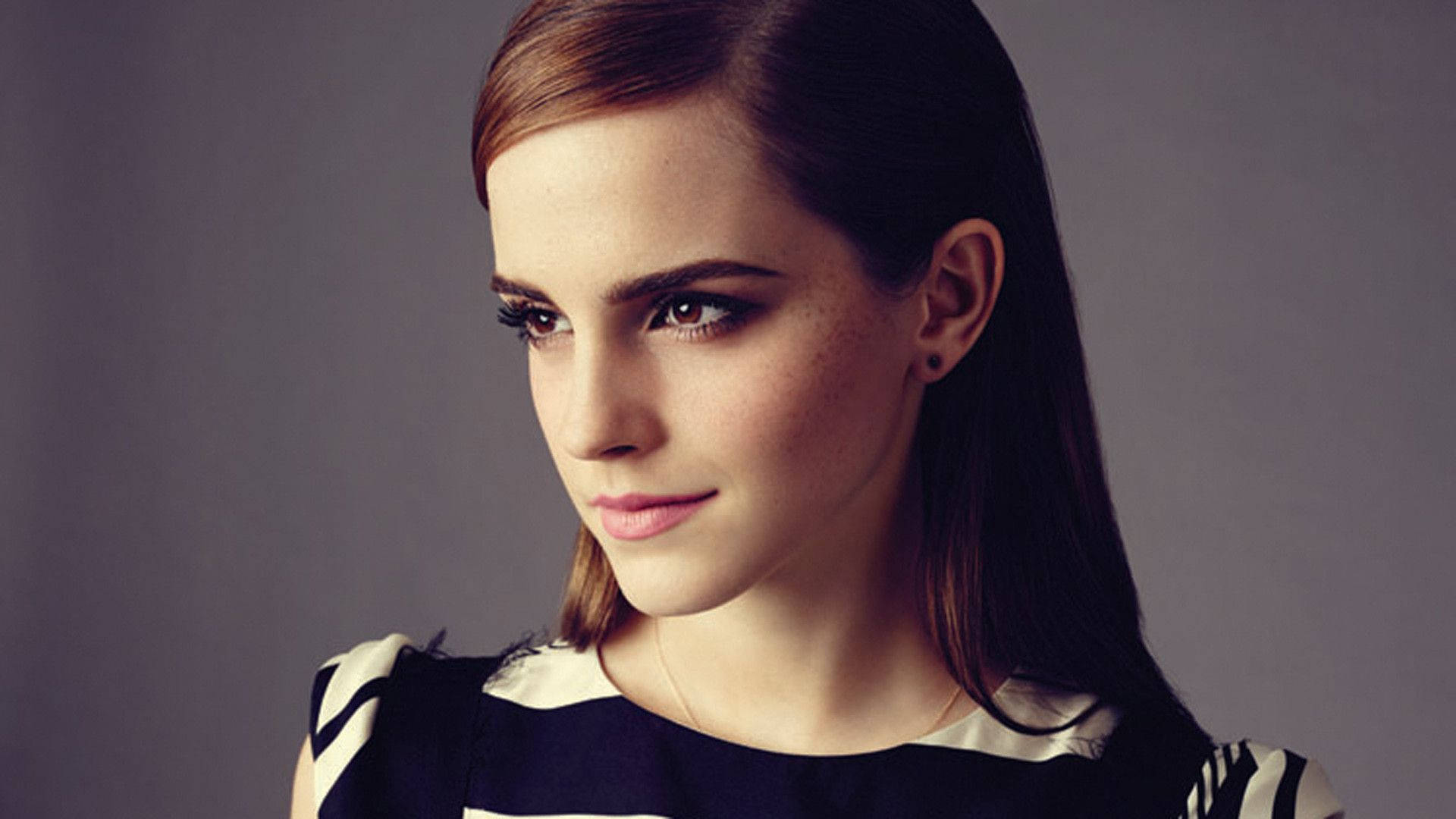 Emma Watson Grinning Wallpaper