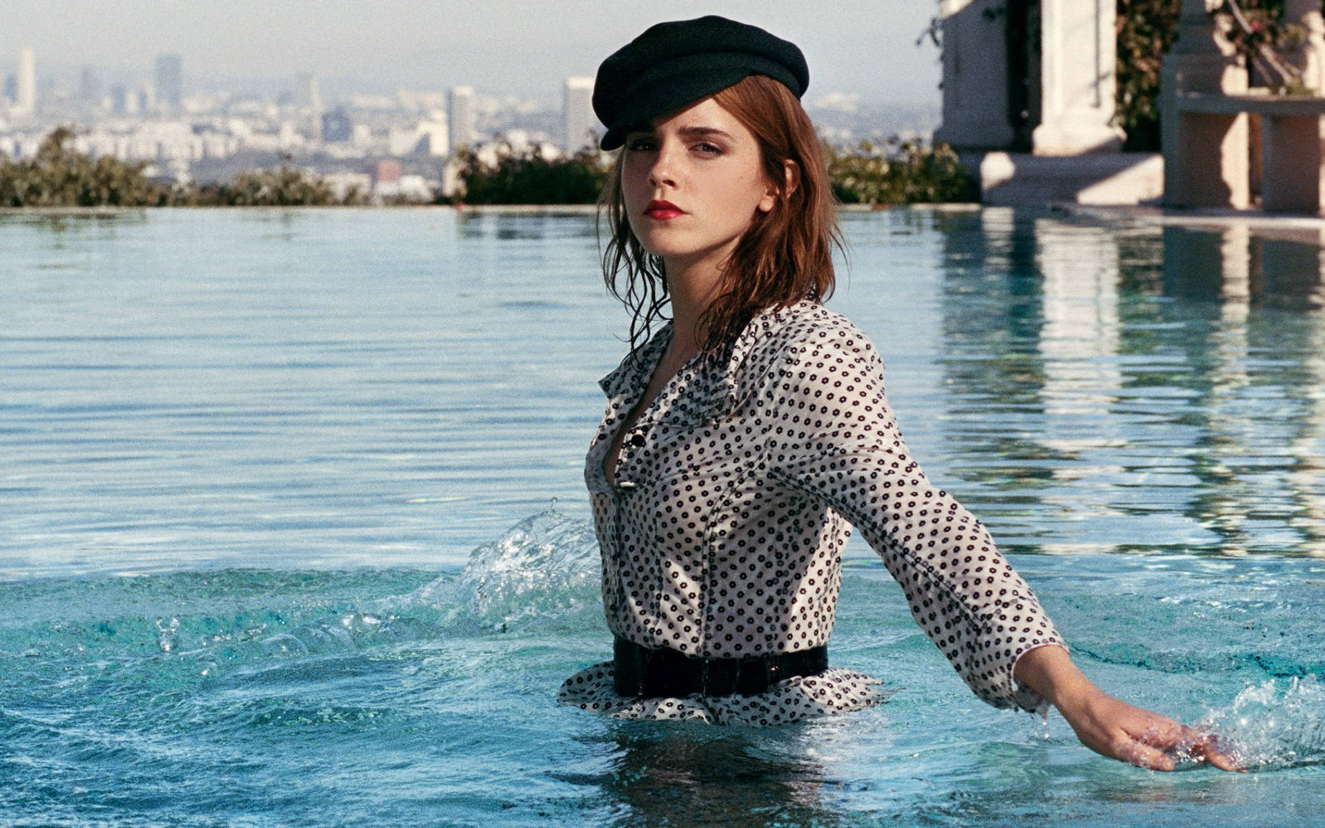 Emma Watson Svømmebassin Fotoshoot Wallpaper