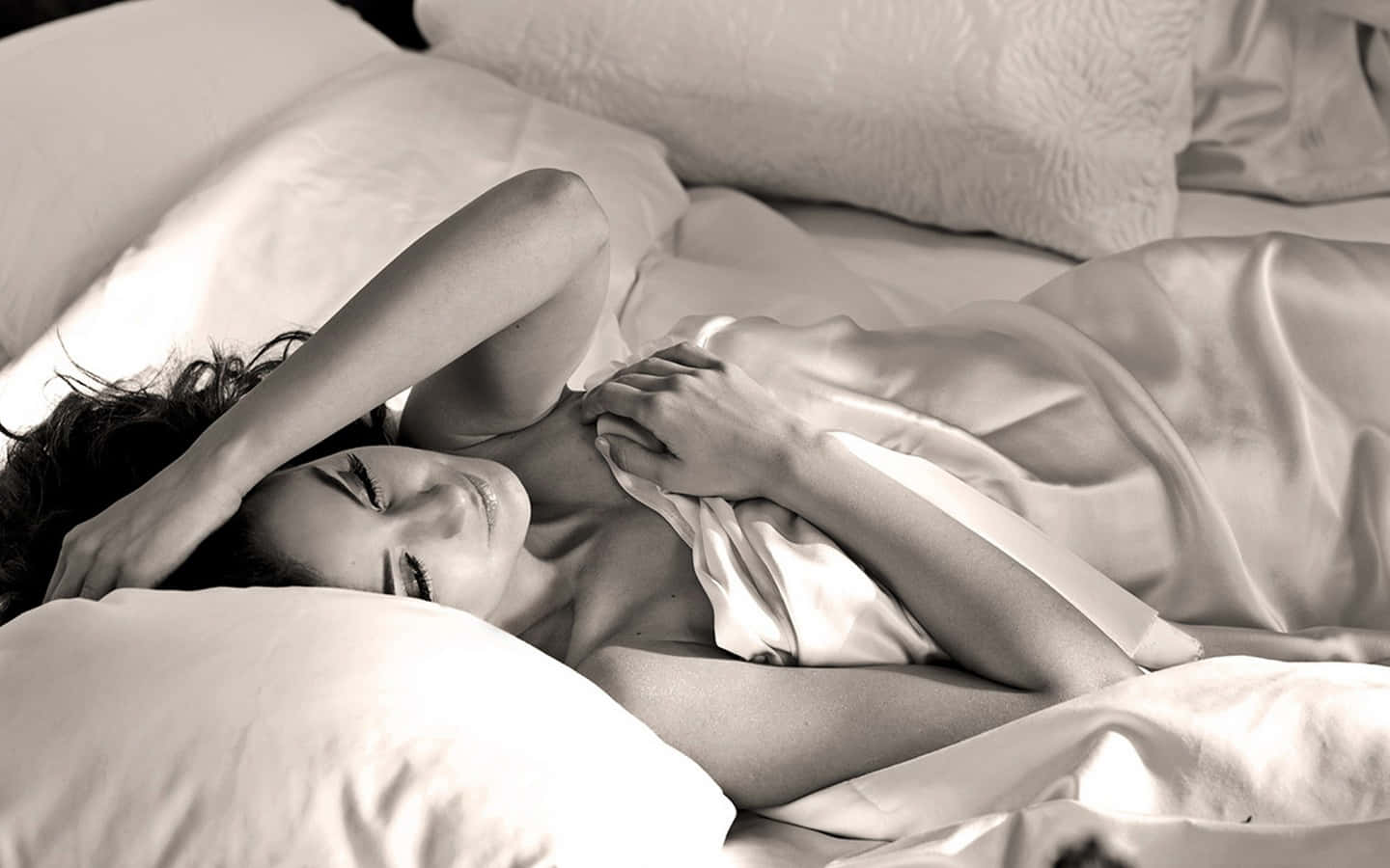 Emmanuellechriqui Posando Elegantemente Con Un Atuendo Deslumbrante. Fondo de pantalla