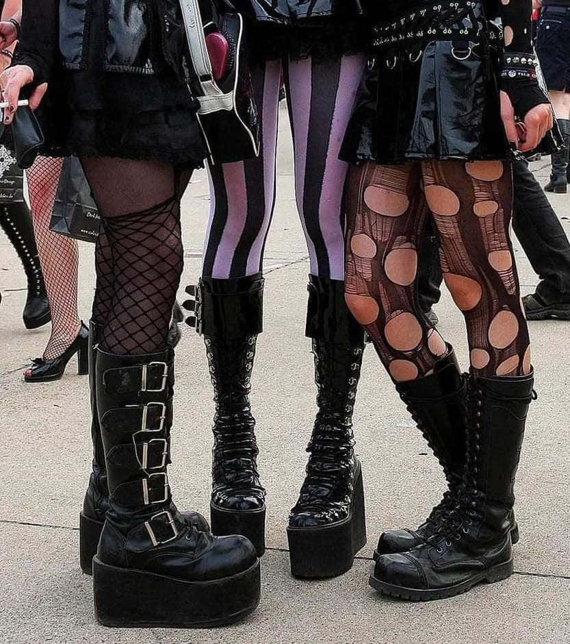 Dreifrauen In Gotischen Outfits Stehen Zusammen.