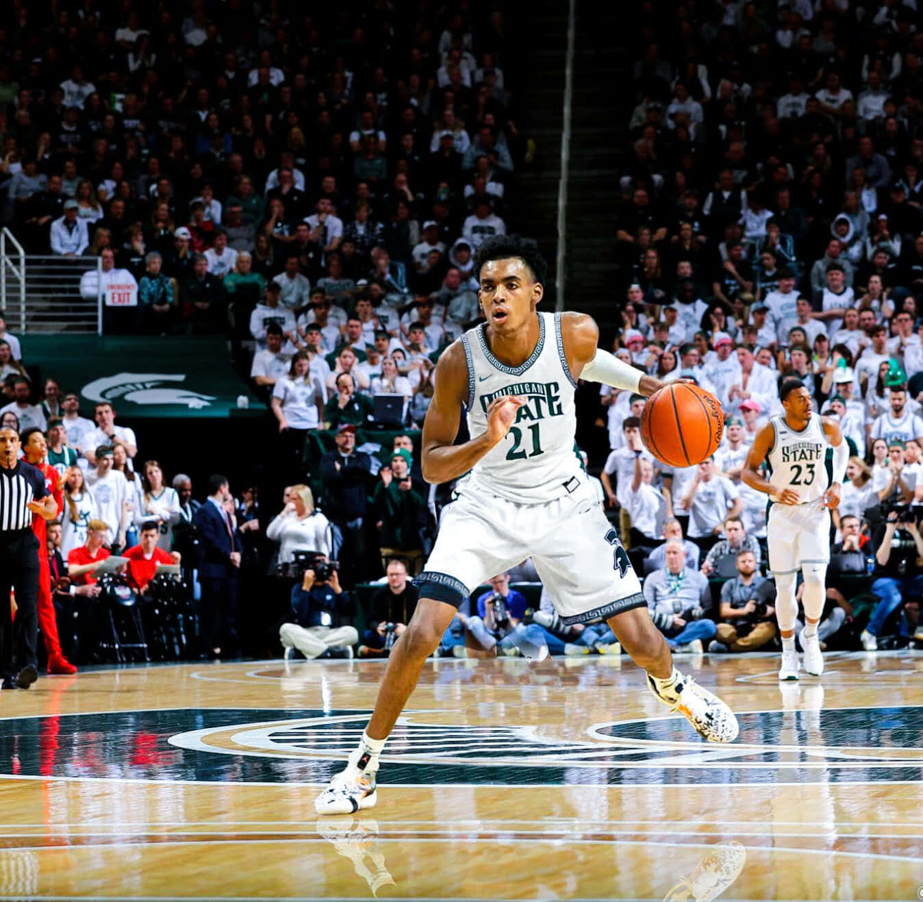 Emoni Bates In Action On The Basketball Court Wallpaper