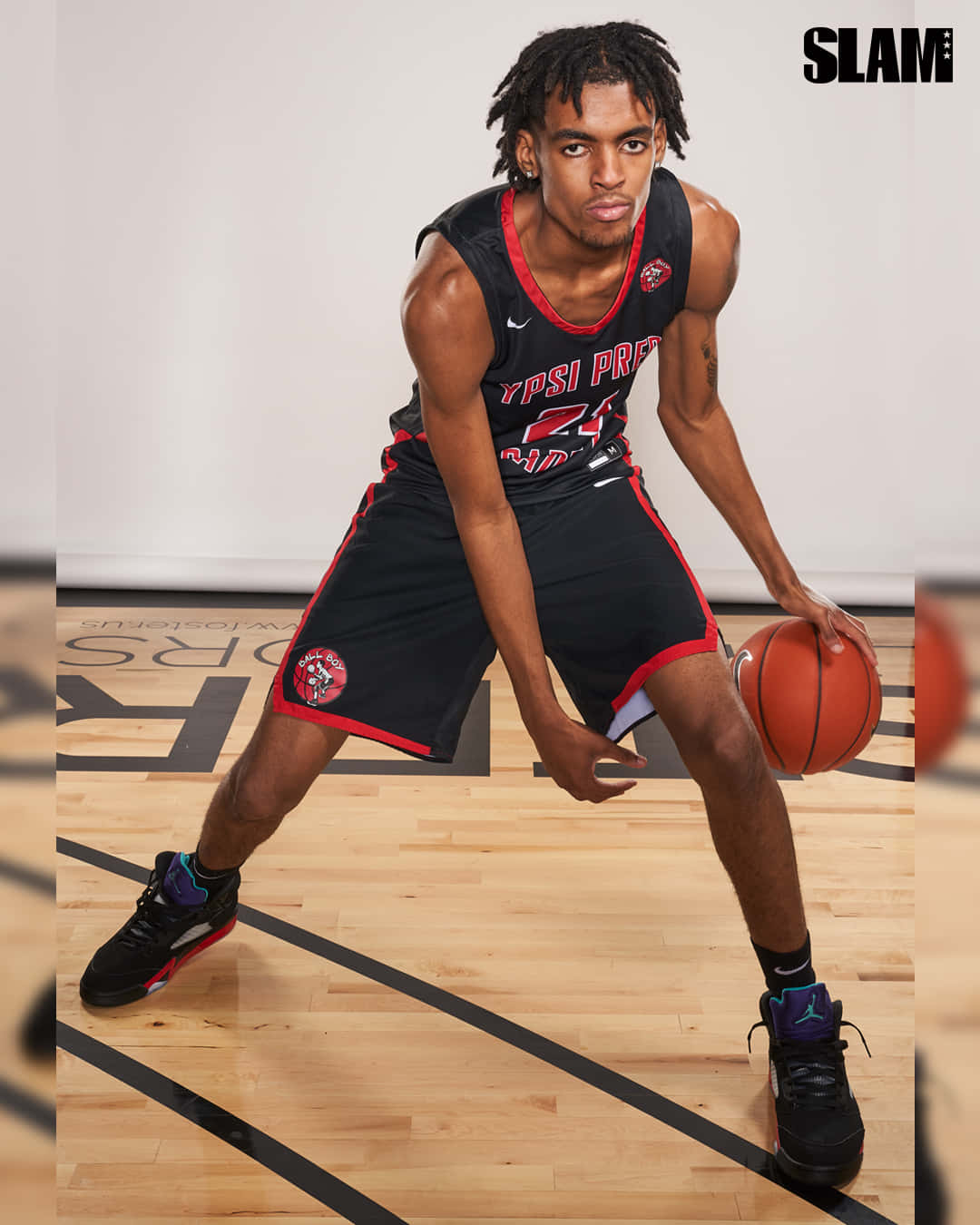 Emoni Bates Showcasing His Skills During A High School Basketball Game Wallpaper