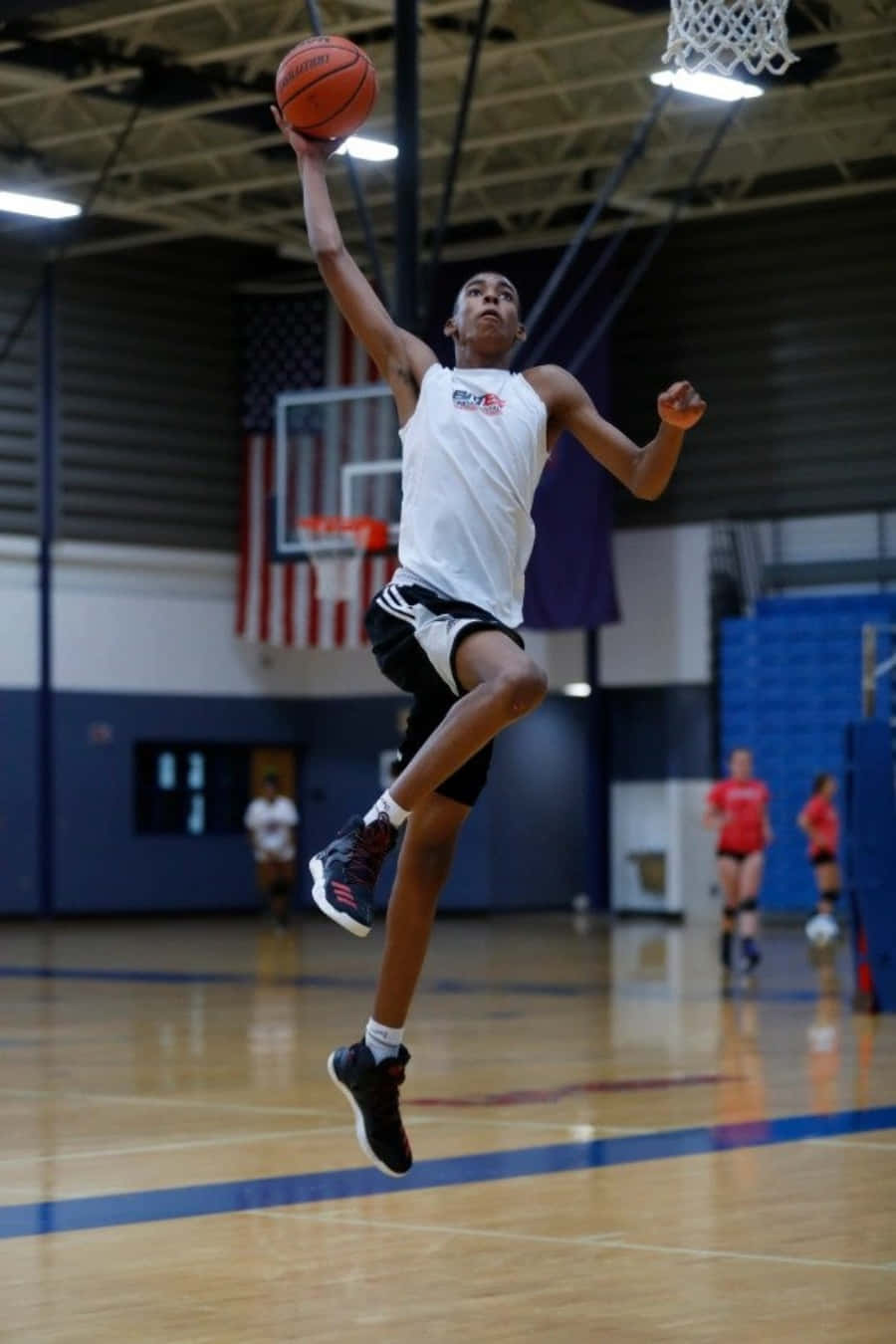 Emoni Bates Showing Off His Basketball Prowess On The Court Wallpaper