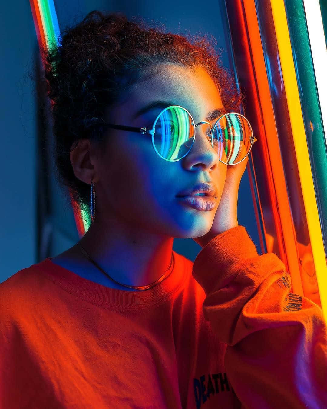 Immaginedi Donna Emozionata Con Luci Al Neon Dell'arcobaleno