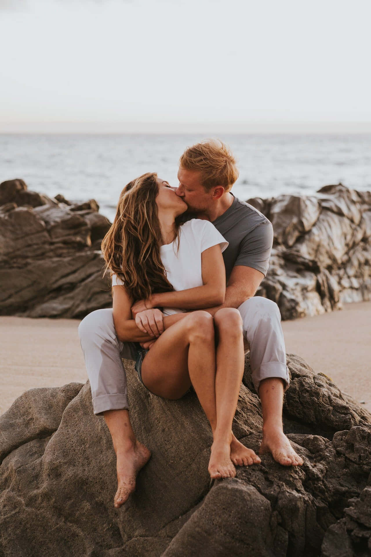 Emotionspar Som Kysser På Stranden Bild