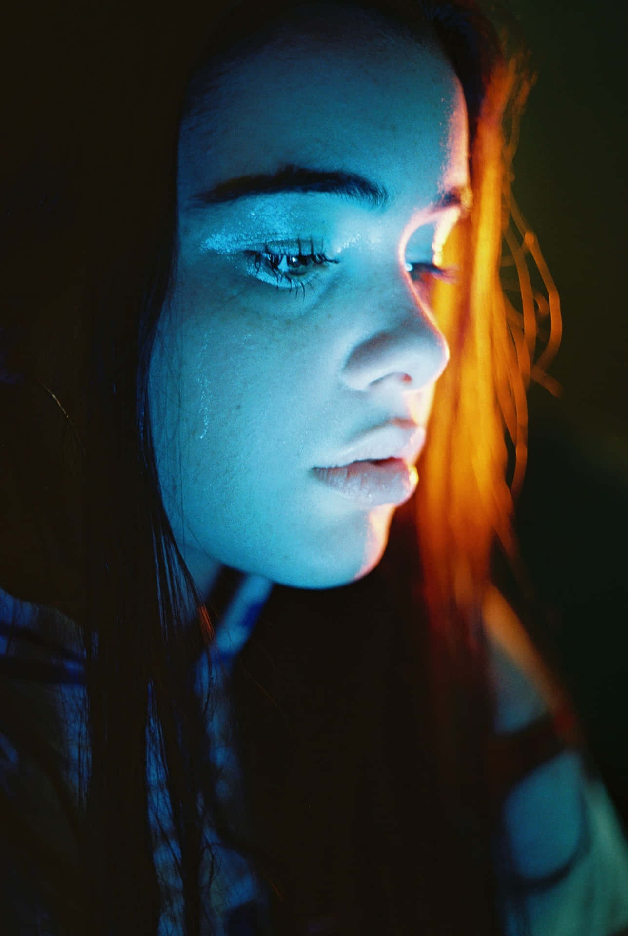 Imagende Una Mujer Triste Con Iluminación Azul Y Naranja