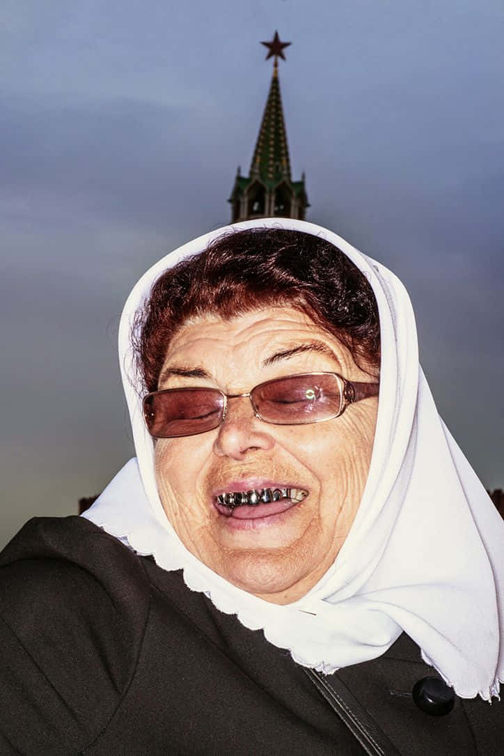 Emozionedonna Russa Sorridente Con Hijab Bianco, Immagine