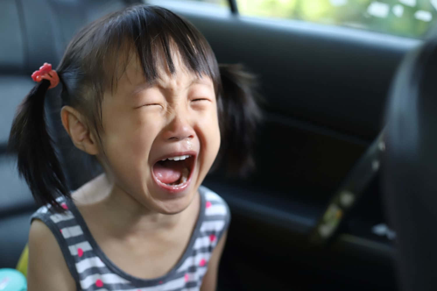 Einkleines Mädchen Weint Auf Dem Rücksitz Eines Autos.