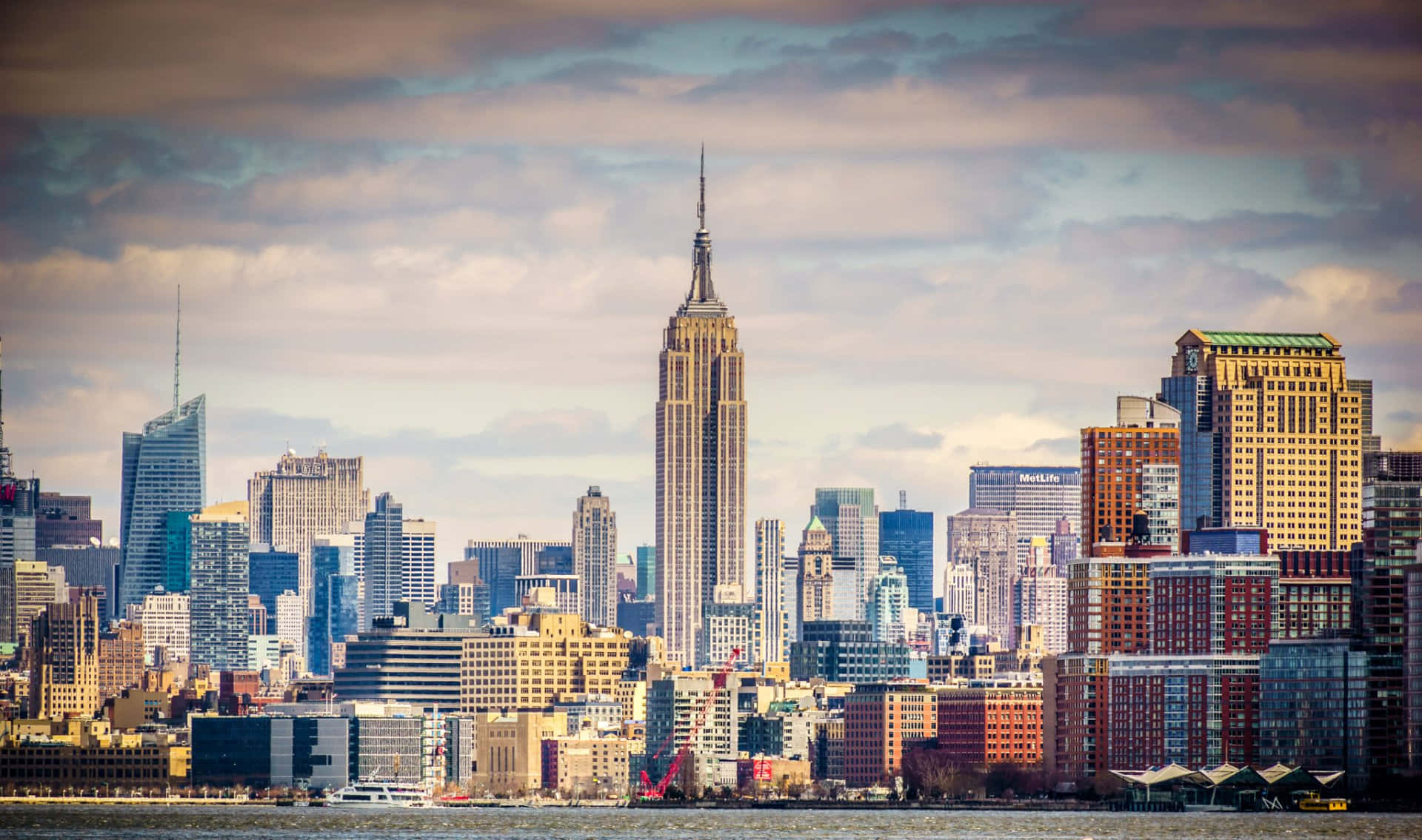 Denikoniska Empire State Building Sett Från Gatorna I Manhattan.