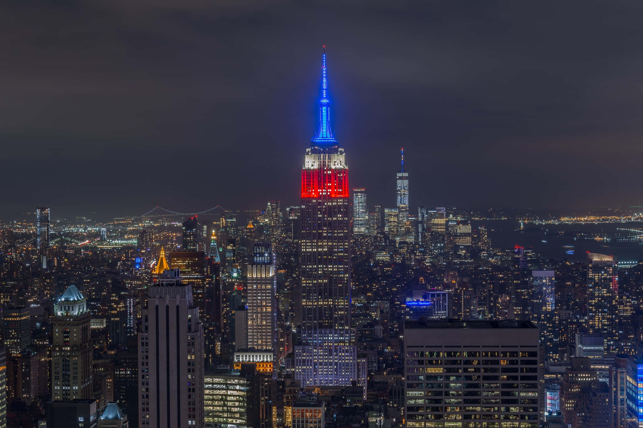 Strimleraf Gult Lys Oversvømmer Nattehimlen Over Empire State Building.