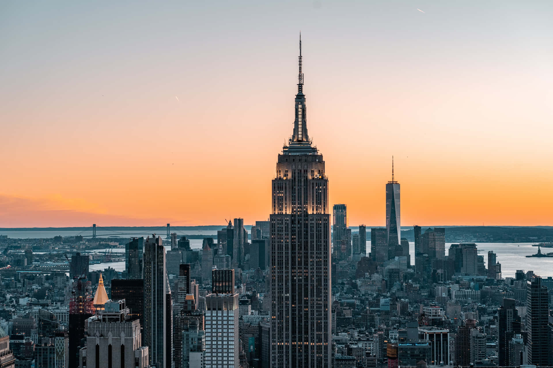 Manhattanall'alba - L'empire State Building A New York City