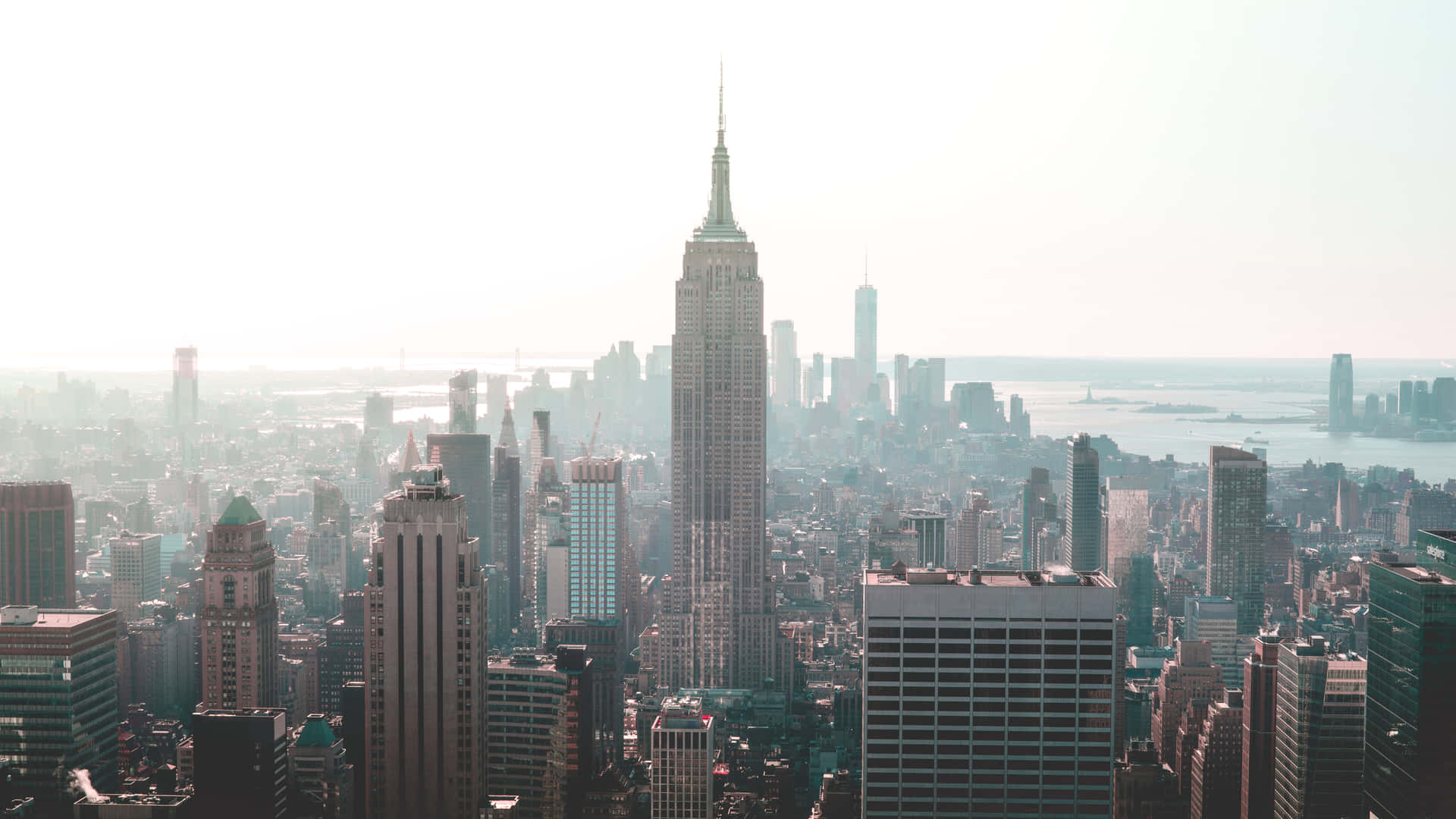 Illuminandol'orizzonte Di New York City: L'iconico Empire State Building.