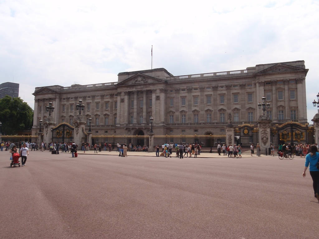Empty Buckingham Palace Wallpaper