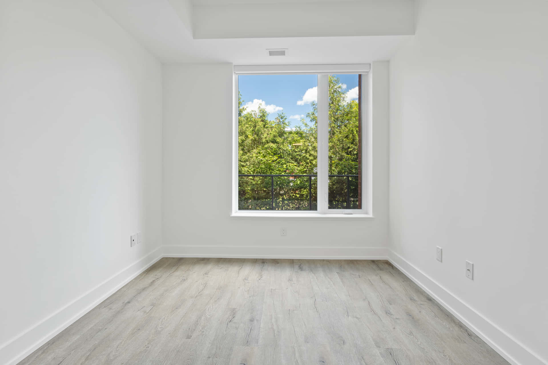 Caption: Simplistic Empty Room with Electrical Outlets Wallpaper