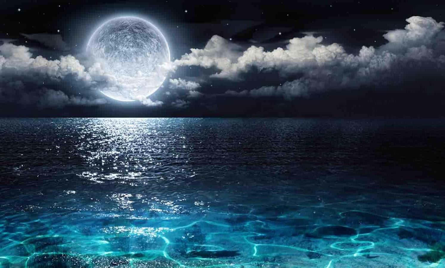 Encantadorapaisaje Iluminado Por La Luna Sobre El Agua