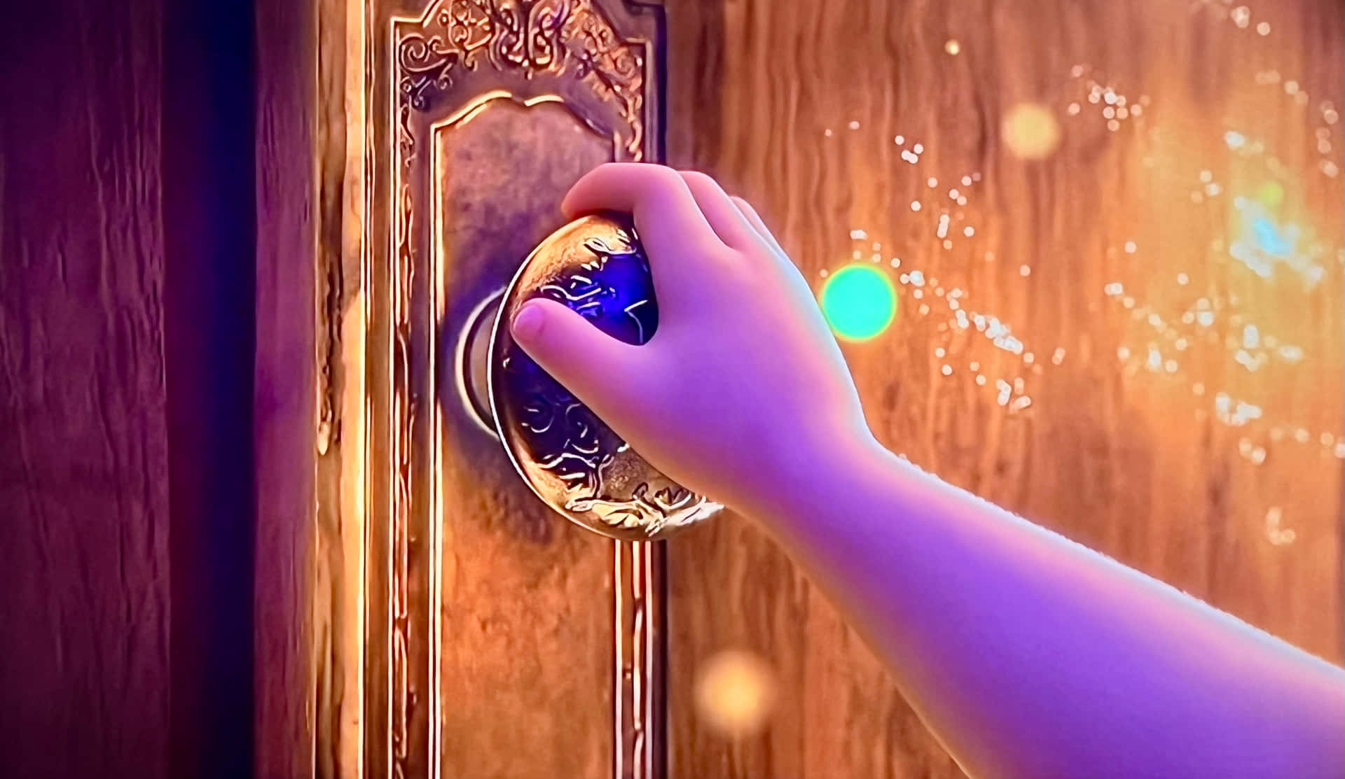 En hånd åbner en dør med en gylden bold