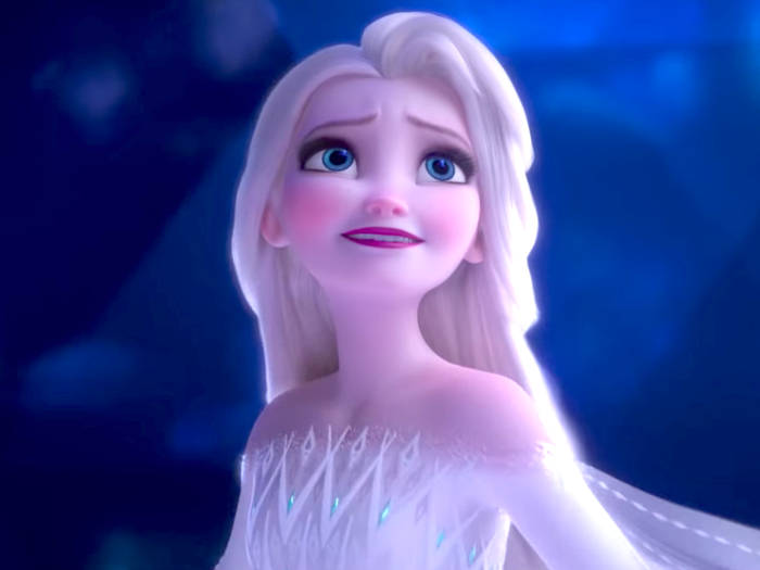 Opgørende Elsa af Frozen 2 i Action Wallpaper