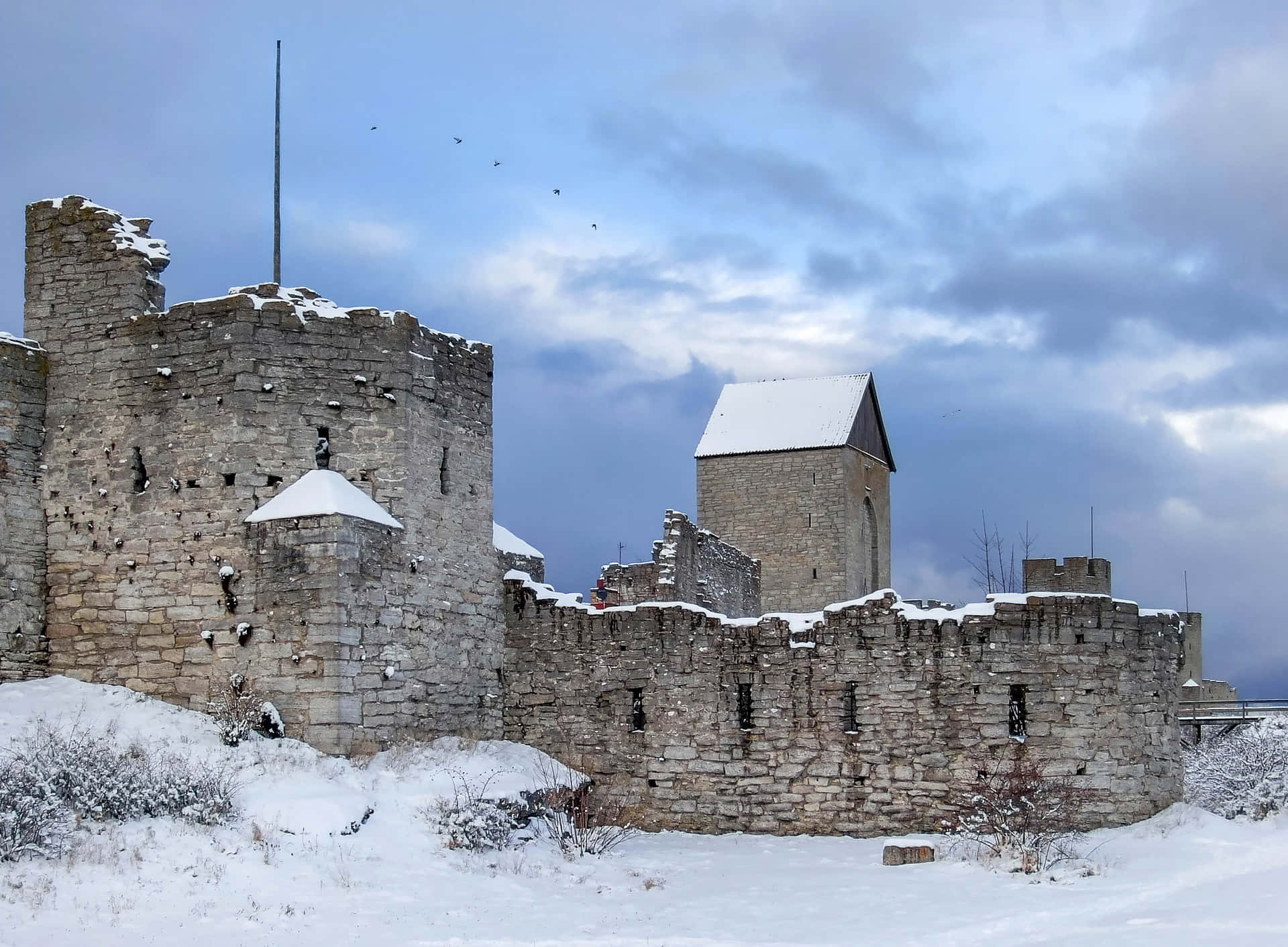 Betoverende Zonsondergang In Middeleeuws Visby Achtergrond