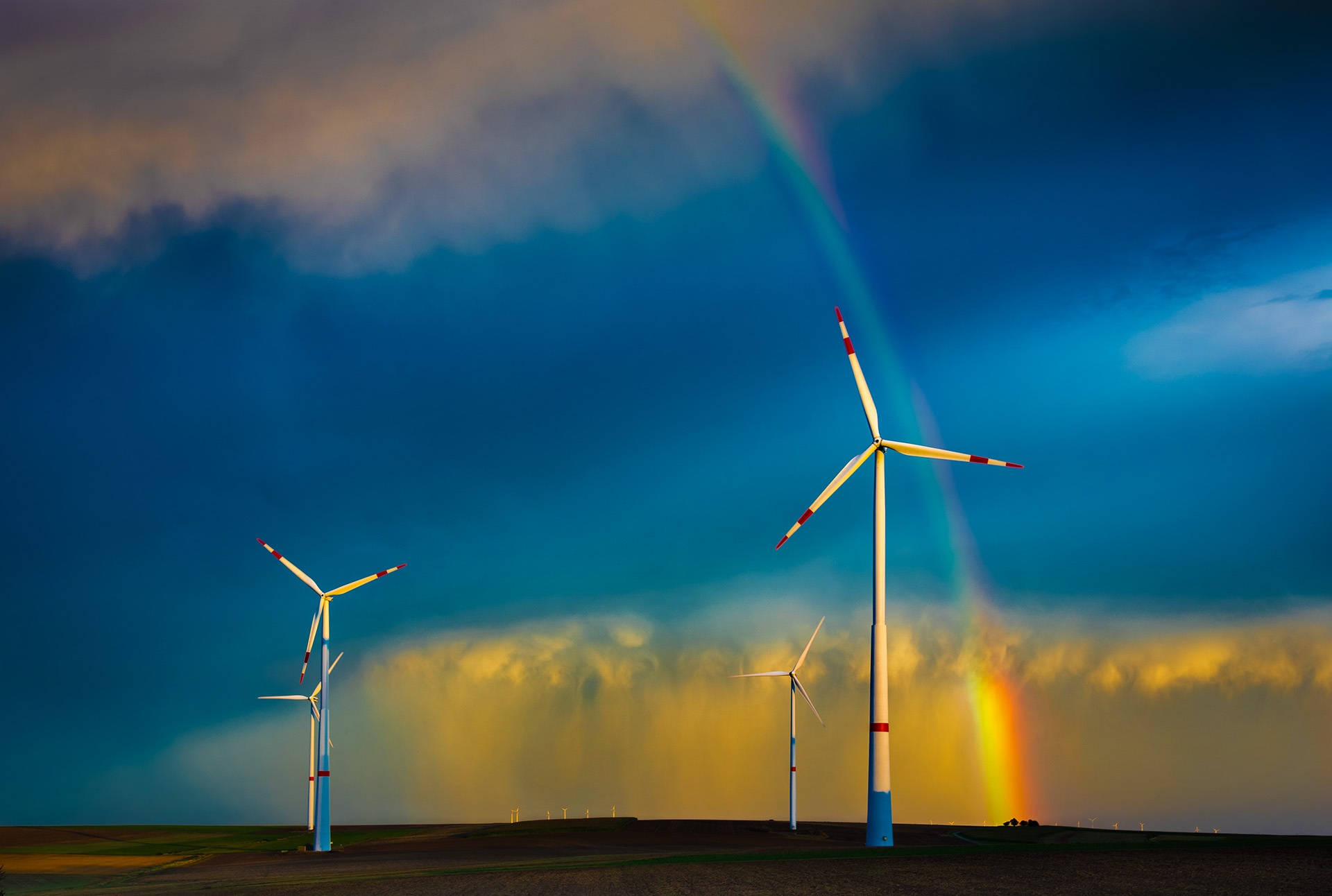 Energi vindmøller og regnbue himmel Wallpaper