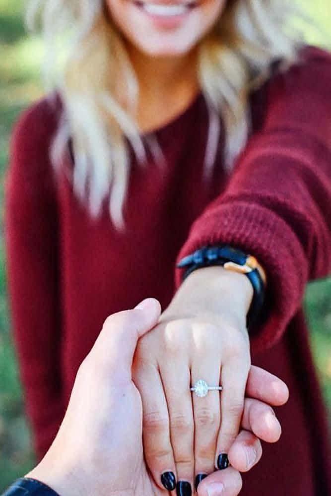 En engagement Ring Pige Strækker hånd Billeder rolig baggrund