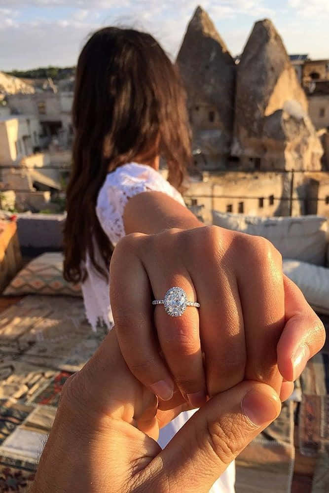Fotodi Una Ragazza Con L'anello Di Fidanzamento Che Tira La Mano