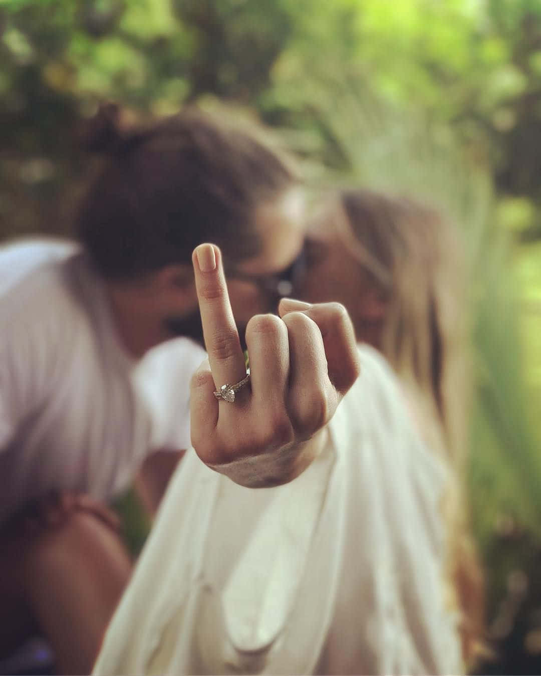 Verlobungsringam Finger, Küssendes Paar-bilder