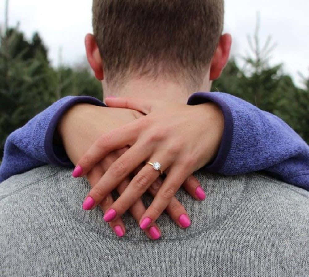 Verlobungsringumarmendes Paar, Bilder Mit Pinken Nägeln.