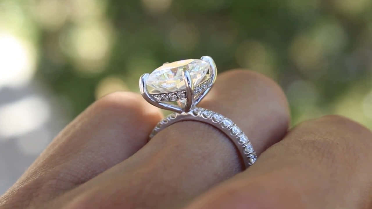 Diamantringförlovningsbild.