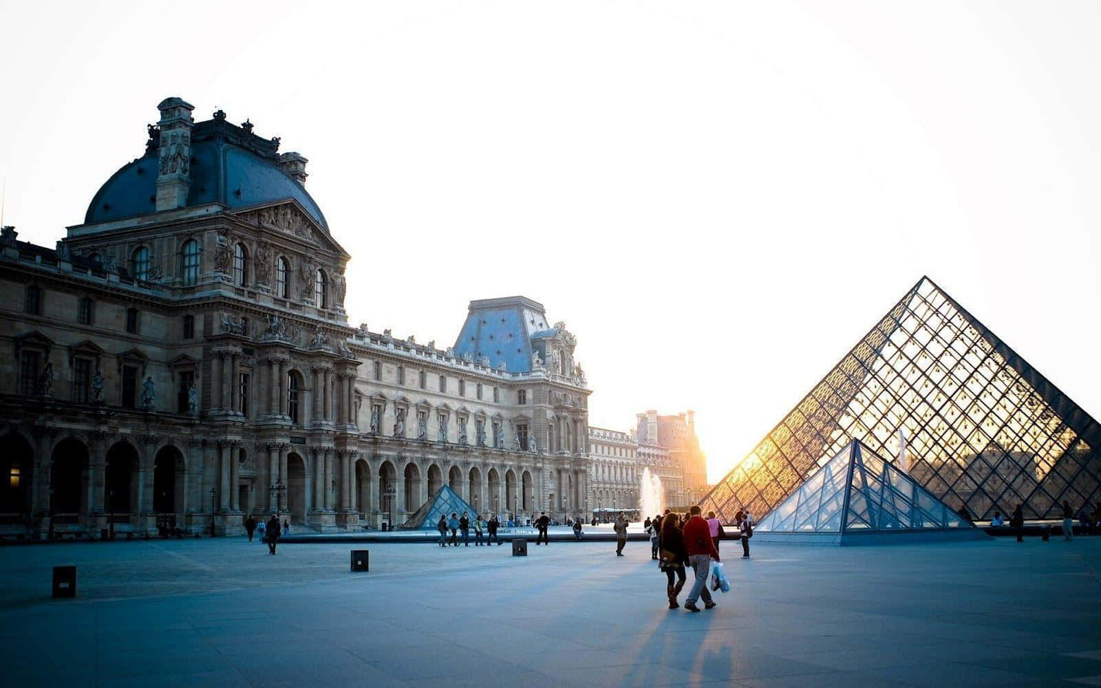 Engagerende Solnedgang på Louvre-museet Wallpaper