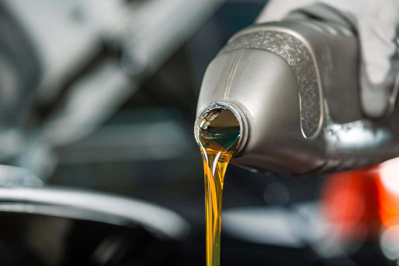 Dasnachfüllen Von Motoröl Kann Teil Einer Regelmäßigen Wartungsroutine Sein.