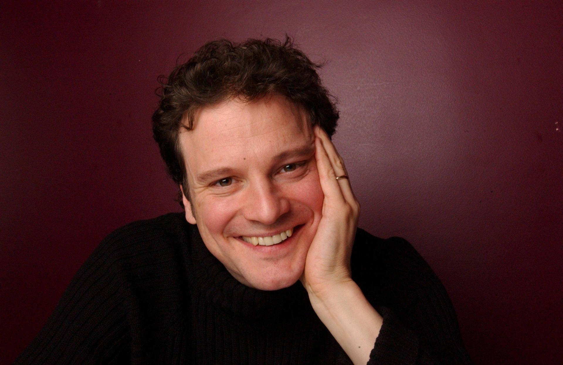 Colin Firth smilende på tapetet Wallpaper