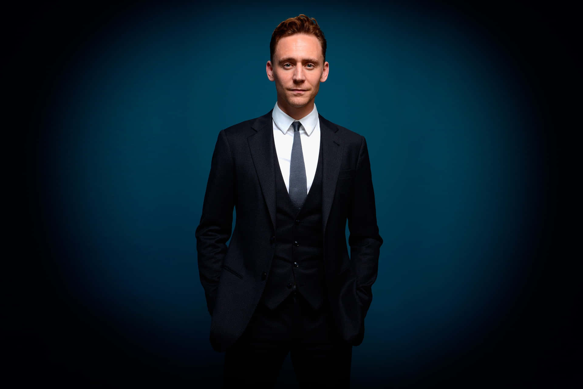English Actor Tom Hiddleston In A Classic Men Suit Style Wallpaper