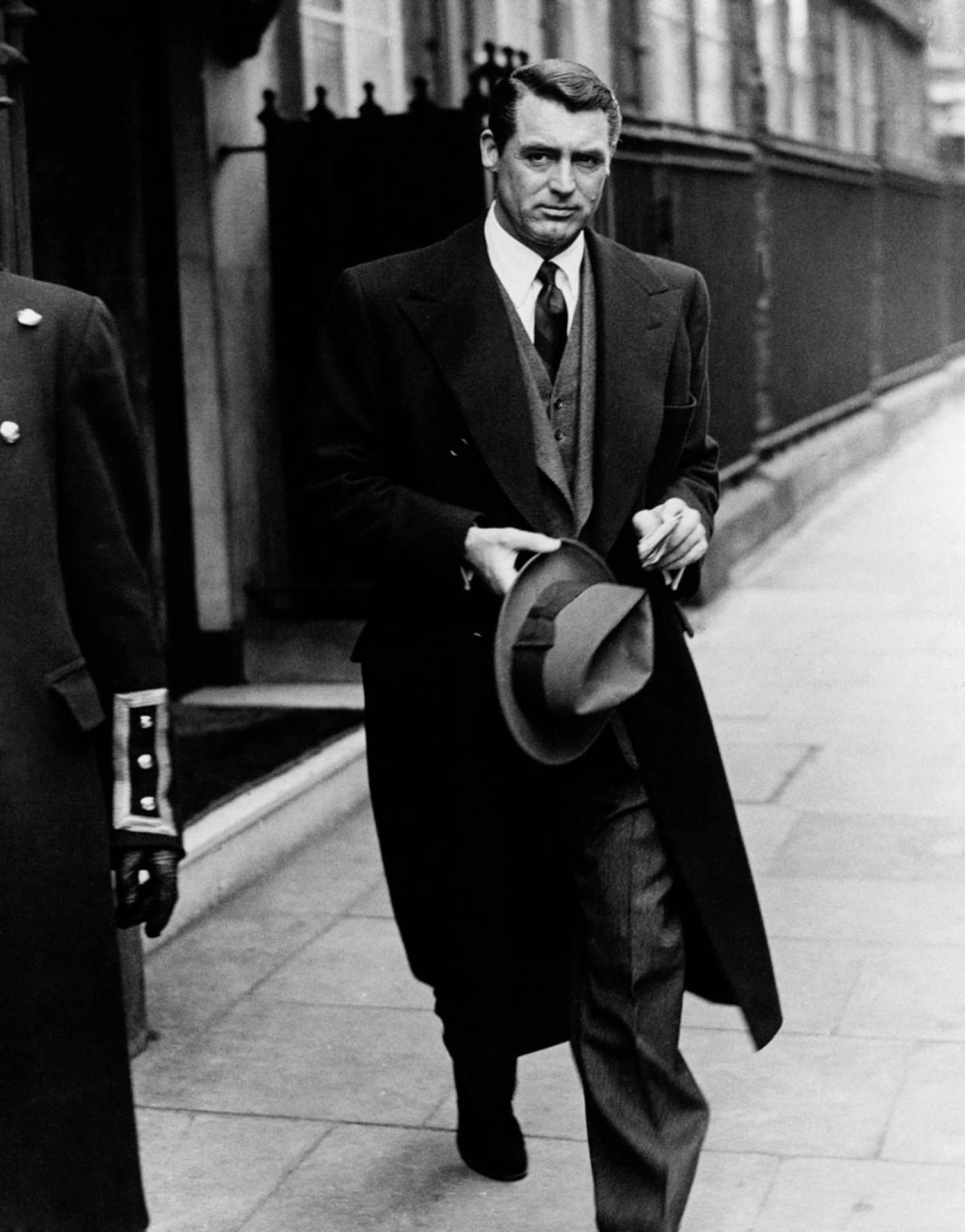 Engelskamerikansk Skådespelare Cary Grant På Gatan. Wallpaper
